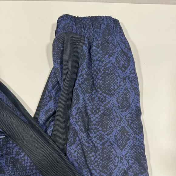 Women’s Athleta Snakeskin Print Cuffed Brooklyn Jogger Pants Size 4 EUC - Picture 5 of 14